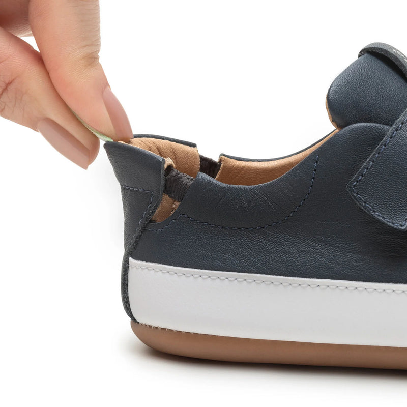 Barefoot patike Bossy Teget prikaz fleksibilnosti savijena patika u ruci