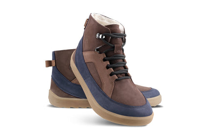 Par barefoot cizama York braon plave prikaz pod uglom na beloj pozadini