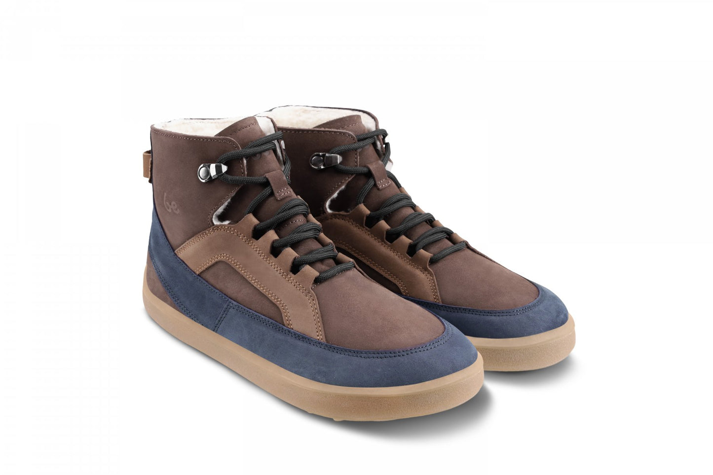 Par barefoot cizama York braon plave prikaz pod uglom na beloj pozadini