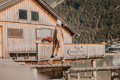 Lifestyle fotografija barefoot cizama Winter braon osoba hoda po drvenom mosticu