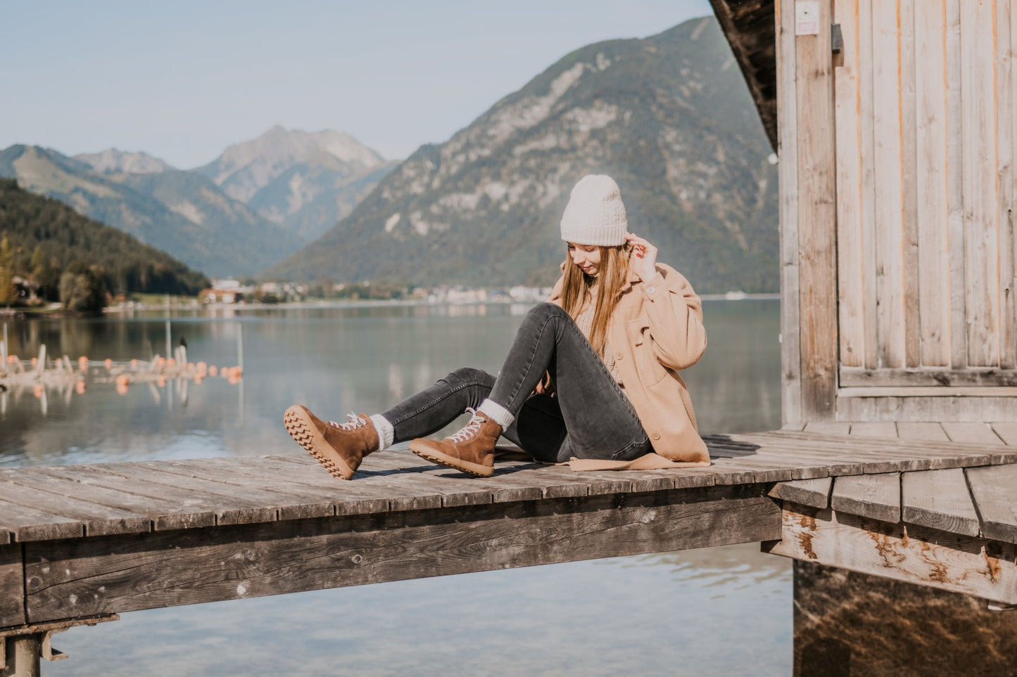 Lifestyle fotografija barefoot cizama Winter braon osoba sedi pored jezera